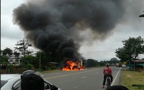 Camión de recolector de basura se incendió en la vía La Mana – Quevedo