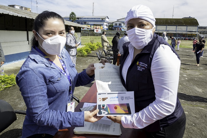 Docentes reciben planes de datos y tablets, para fortalecer la atención emocional