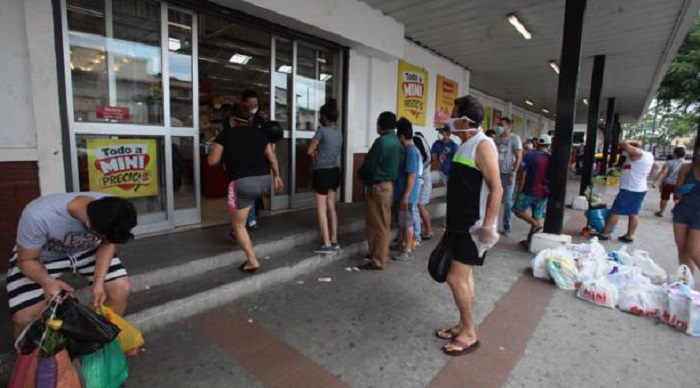 Tercer día de semáforo en amarillo en Babahoyo, ciudadanos y comerciantes colaboran en conjunto