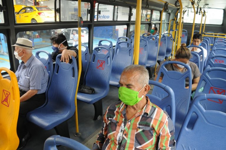 Este jueves 11 de junio, en semáforo rojo puede circular vehículos cuyas placas terminan en 6, 7 , 8 y 0; en amarillo placas pares