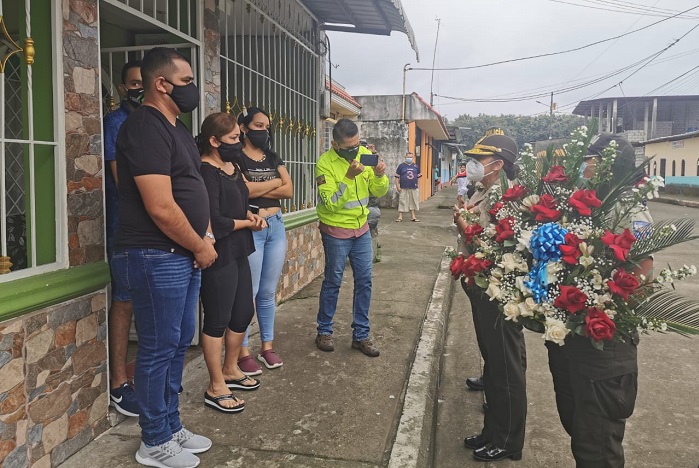 Jefa del Estado Mayor de la Policía visita a familiares de policías fallecidos por Covid-19 en Quevedo