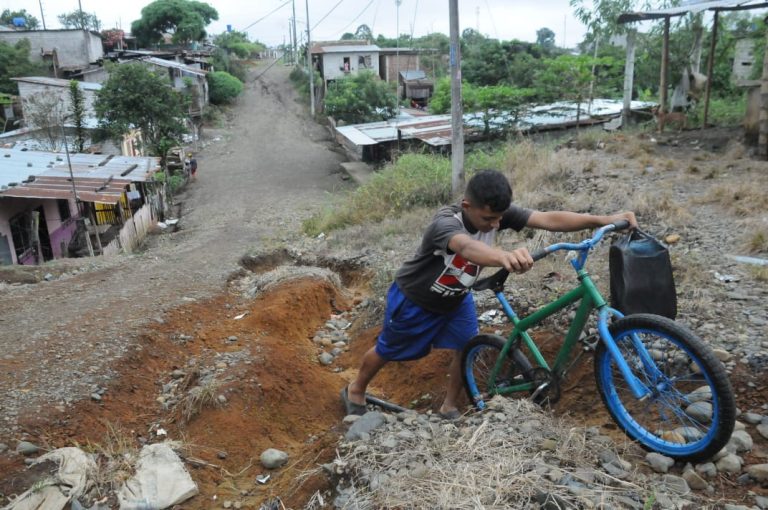 En el sector Sucre, de la 20 de Febrero, solicitan obras al Alcalde