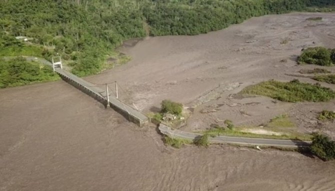 Vía Macas-Puyo se cerró por desbordamiento del río Upano