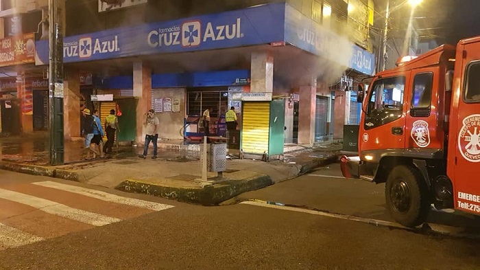 Incendio en una de las farmacias Cruz Azul en Quevedo