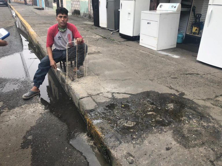 Baches y fugas de agua en la avenida Manabí