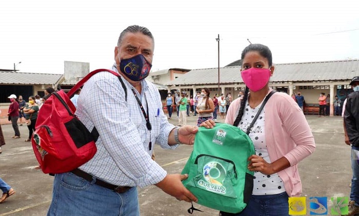 Niños de Quevedo se siguen beneficiando de la entrega gratuita de mochilas escolares