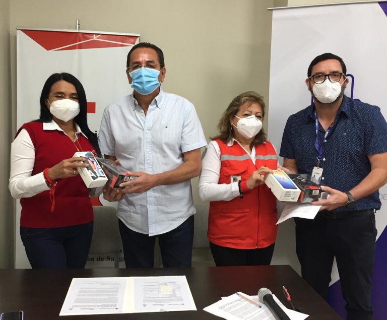 La Cruz Roja dona celulares con saldo al hospital del IESS para los pacientes con Covid-19