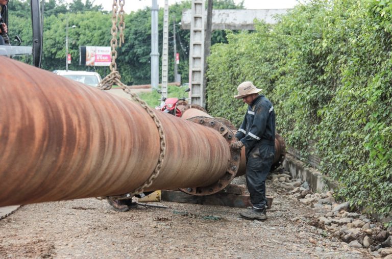 Babahoyo construye muro para iniciar relleno hidráulico