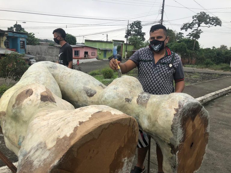 Hace monigotes al ingreso de un barrio marginal