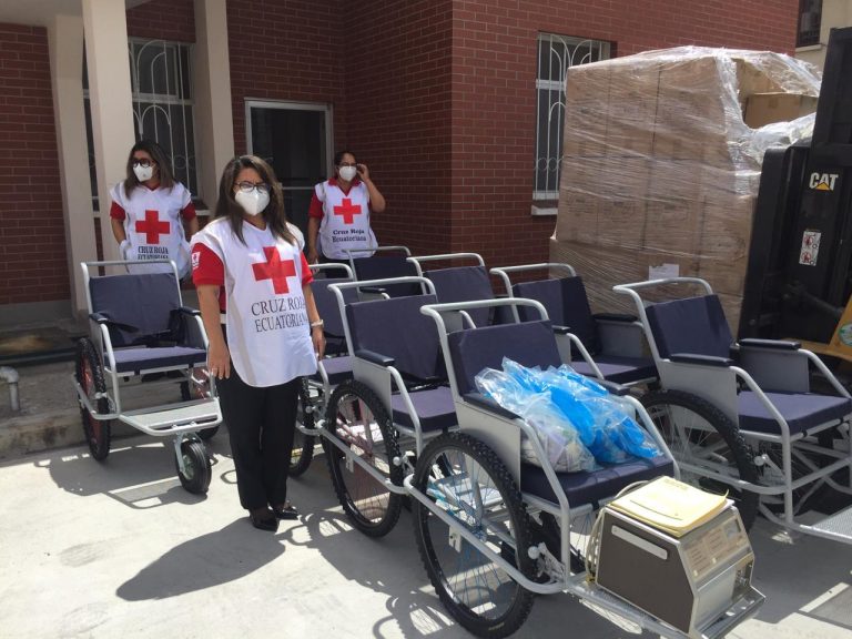 Damas de la Cruz Roja reciben sillas de ruedas para donar