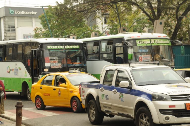 Buses irrespetan normas de tránsito delante de la autoridad