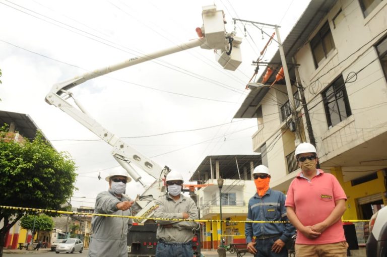 Reemplazan postes de luz en mal estado