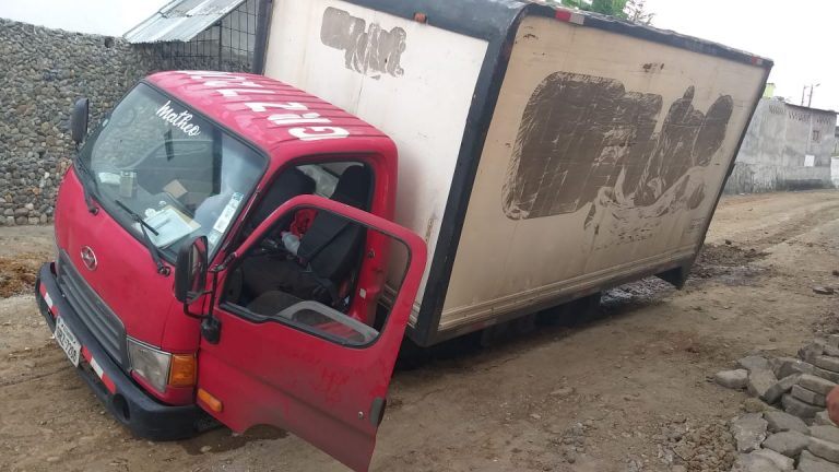 Vehículos quedan atrapados por obra abandonada en el sector ‘La Loma’ de Quevedo