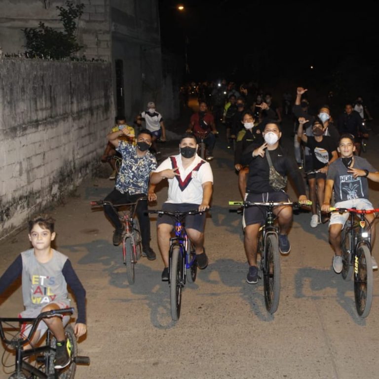 Ciclopaseo nocturno convocó a un centenar personas en Vinces