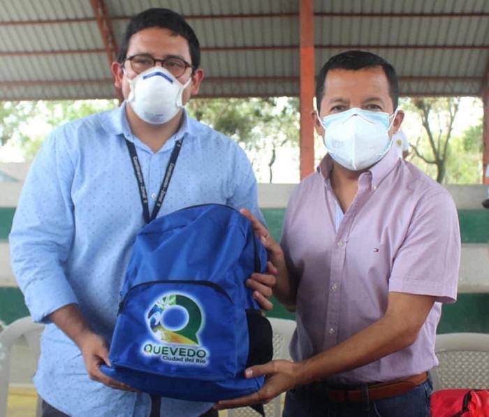 Escuelas fiscales de Quevedo reciben kits escolares