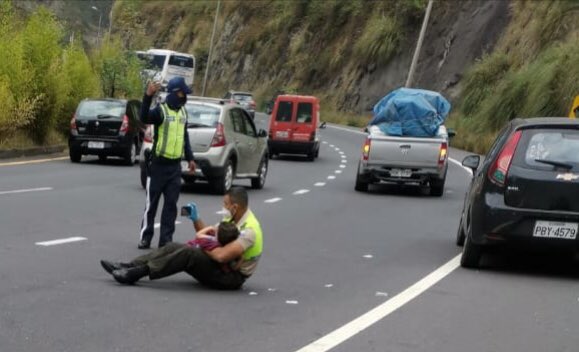 El Policía que auxilió a sus padres y consoló a un niño tras un accidente en la Simón Bolívar