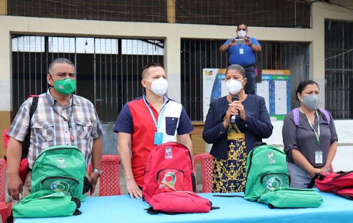 Continúa la entrega de mochilas escolares en el Centro Educativo Unidad Popular