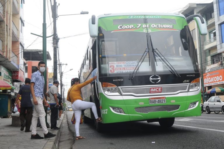 Conductores de buses están al borde de la quiebra