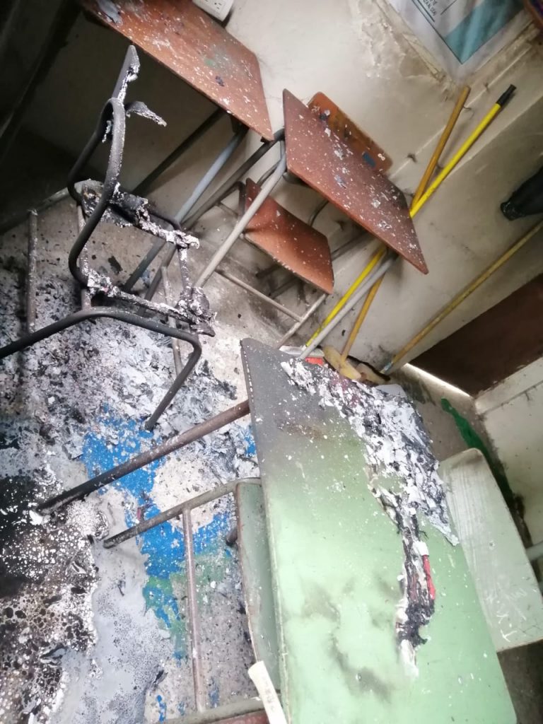 Presuntos vandálicos provocan incendio en el Colegio Nicolás Infante Díaz