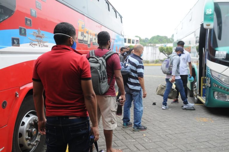 Afluencia de pasajeros en la Terminal Terrestre de Quevedo