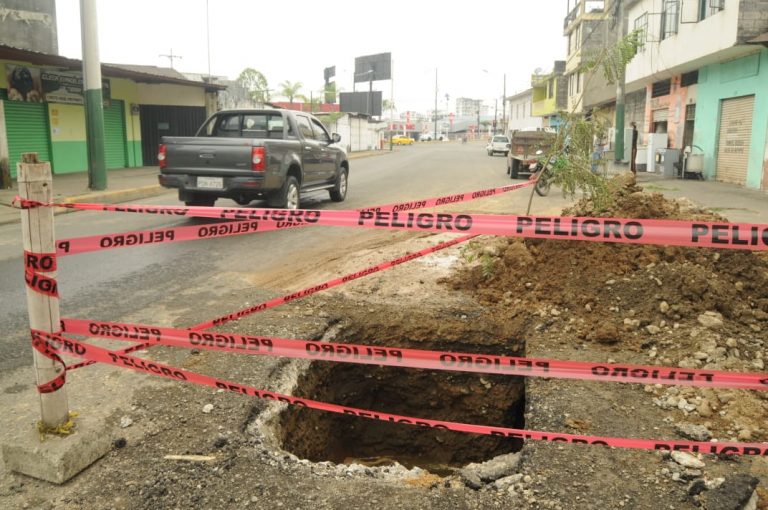 Quevedo: reparan daños de fugas de agua en la calle Manabí y otros sectores