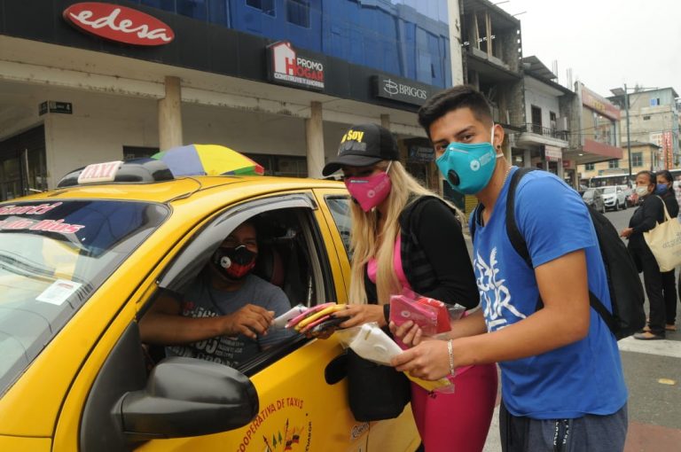 Daniela es tecnocumbiera y Ángel un joven empresario, ahora venden mascarillas a 1 dólar por la pandemia