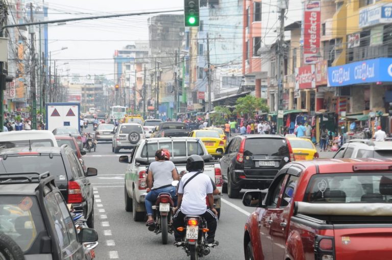 Aumento de personas y vehículos en las calles de Quevedo en los tres días de feriado