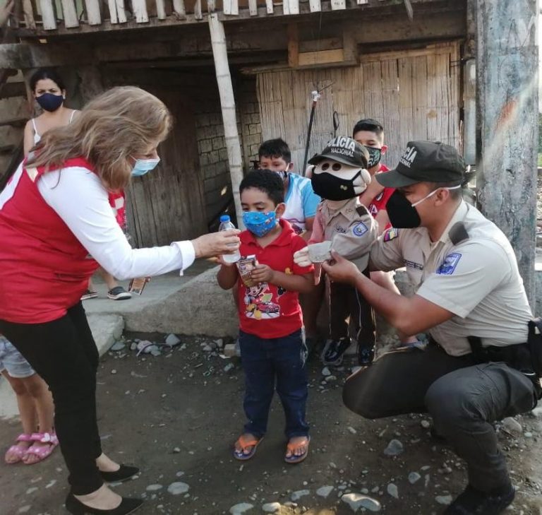 Entregan donaciones y regalan sonrisas