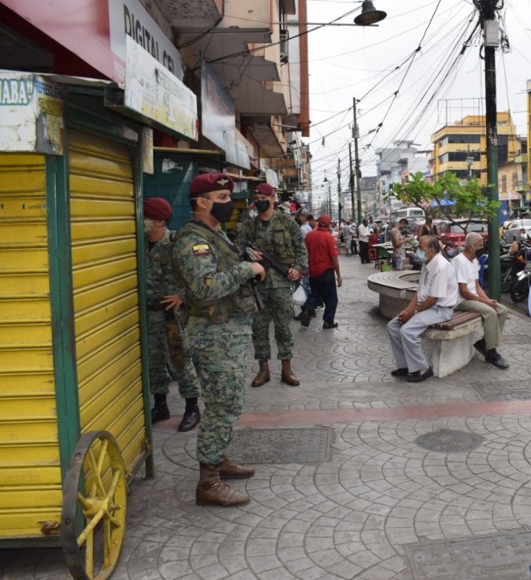 Militares salen a las calles de Quevedo para hacer cumplir las normas de bioseguridad