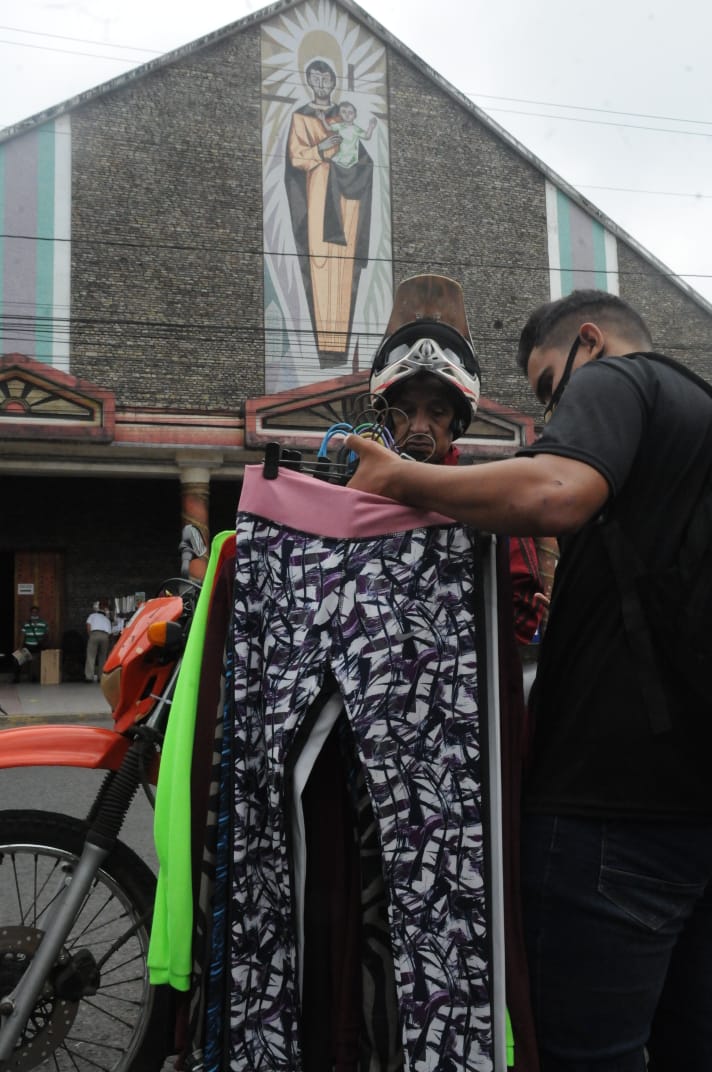 ‘Hay que buscarse la plata honradamente’: Andrés Hernández, el joven venezolano que vende prendas a 3,00 dólares para pagar el alquiler