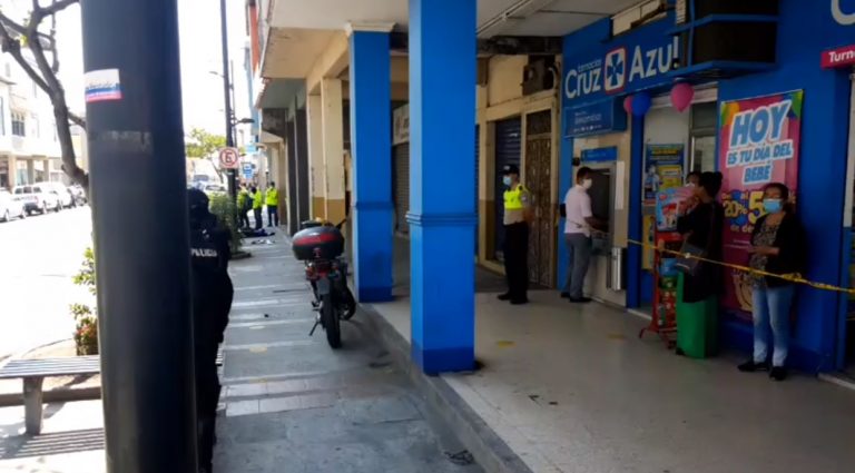 Presunto delincuente fallecido y otro herido tras persecución policial en el centro sur de Guayaquil
