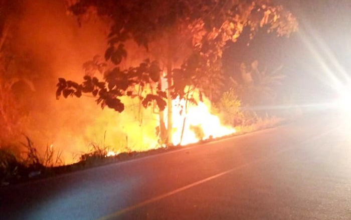 En Babahoyo, un auto fue consumido completamente por las llamas