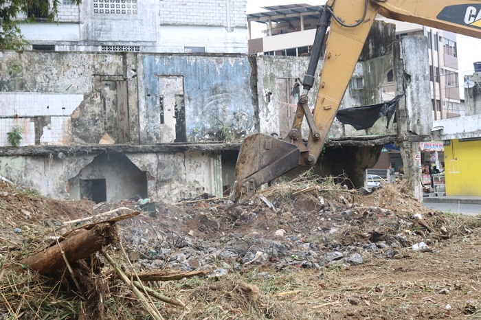En Quevedo, vivienda abandonada en la calle Marcos Quintana fue demolida