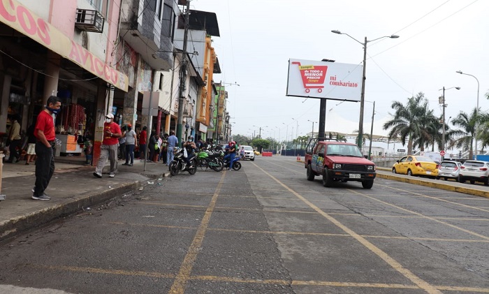 Comerciantes informales de Quevedo son retirados de las inmediaciones del Mercado del Río