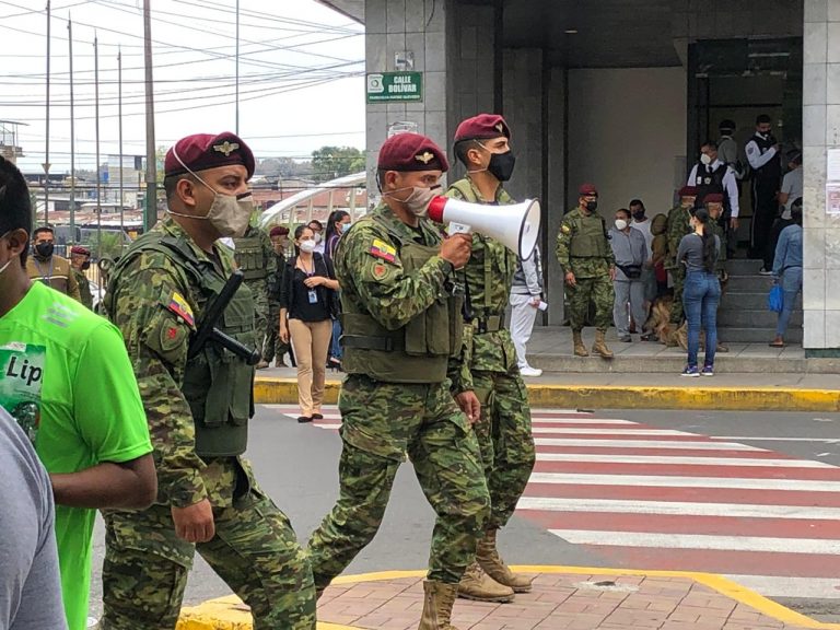 Militares salen a las calles para generar conciencia y entregar mascarillas fabricadas por ellos