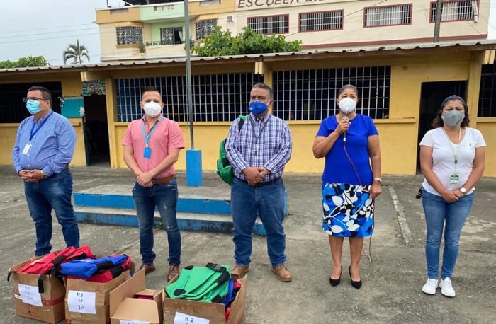 En Quevedo, mochilas con kits escolares municipales son entregados en la Unidad Educativa Manuel Quintana Miranda