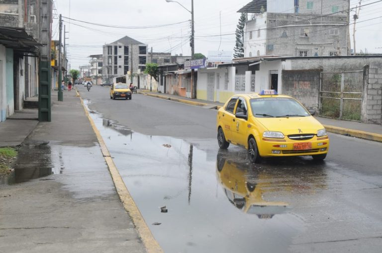 Fugas de agua preocupan a vecinos debido al mal olor