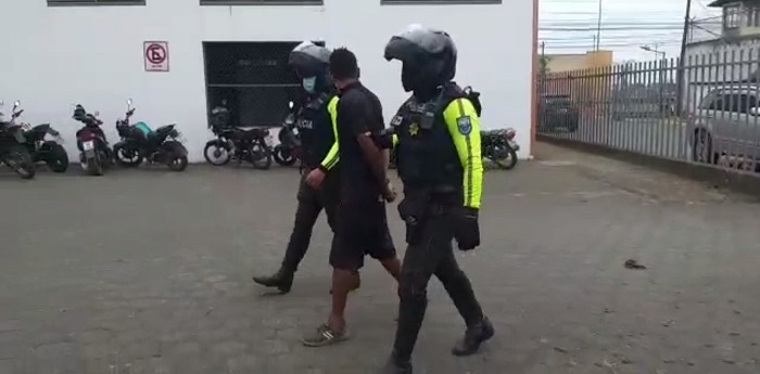 Hombre es detenido por presunto porte ilegal de armas, en Quevedo