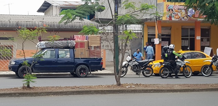 En Quevedo, dos sujetos a bordo de una moto interceptan a ciudadano para robarle sus pertenencias