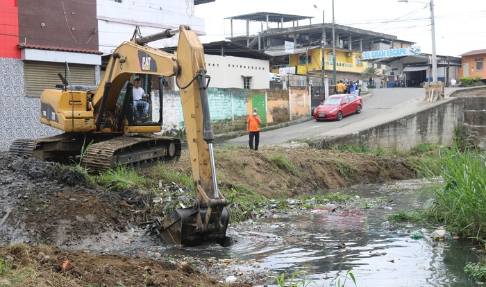 Realizan limpieza del estero La Loreto en Quevedo