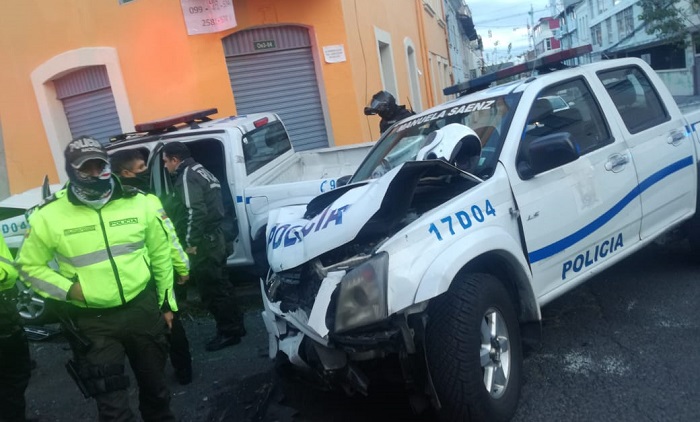 En Quito, cinco policías heridos por choque de dos patrulleros en medio de una persecución