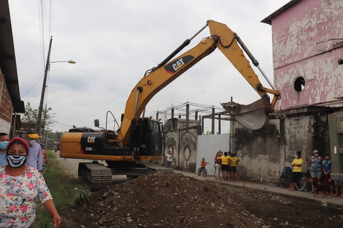 Obra de asfaltado se ejecuta en el sector Isla del Río, de Quevedo