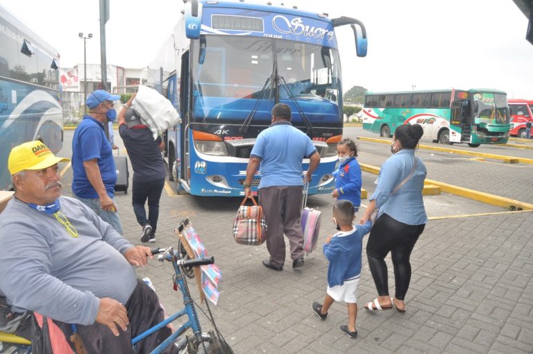 Afluencia en la Terminal Terrestre es mayor en los últimos días; autoridades intensifican campaña ‘Yo me cuido’