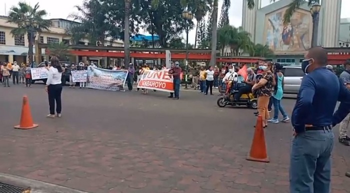 Docentes de Los Ríos protagonizan nueva jornada de protestas; exigen el pago de sus haberes