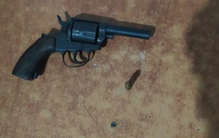 En Quevedo, dos jóvenes son detenidos por presunta tenencia ilegal de arma