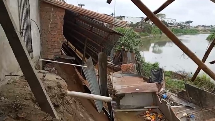 Cuatro viviendas en las riberas del río San Pablo en Babahoyo colapsaron