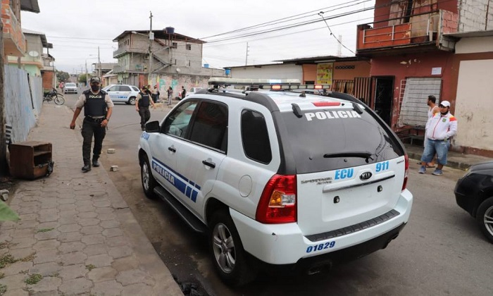 Le pusieron mentol en los ojos a un adulto mayor para robarle su auto, en Guayaquil
