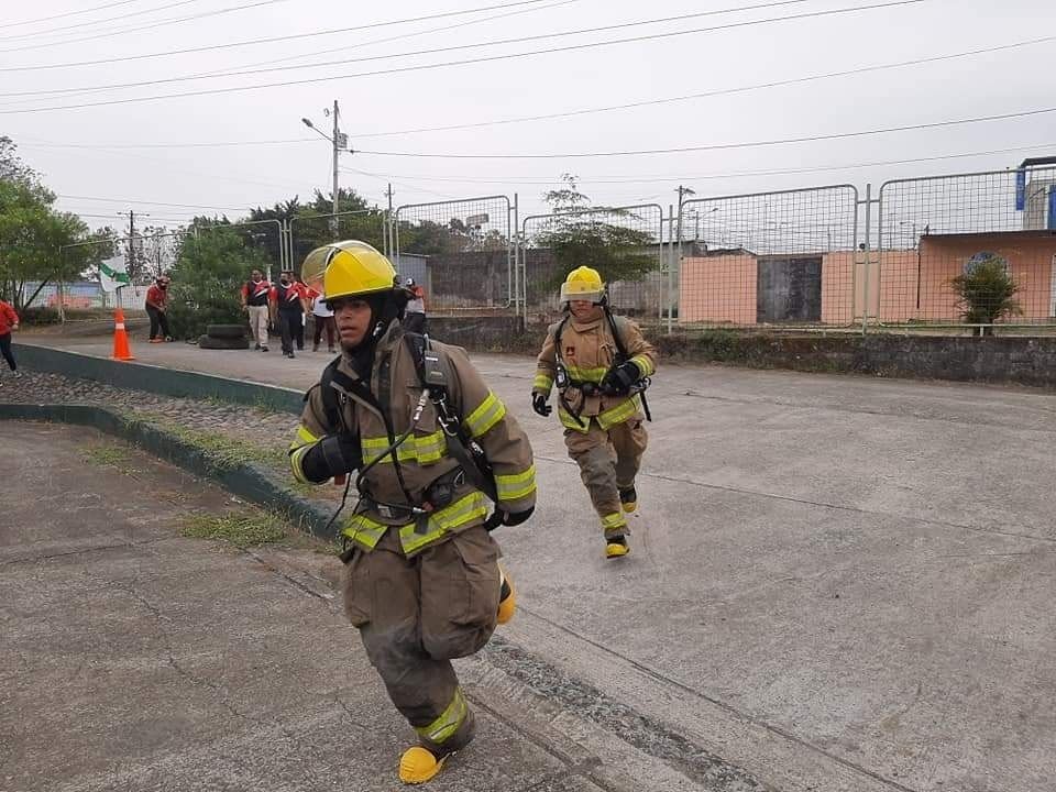 Los bomberos ofrecen programas contra incendios en la comunidad de Quevedo, asimismo, realizan simulacros.  