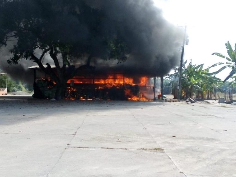Incendio reduce a cenizas fábrica de plástico en la Isla de Bejucal, cantón Baba