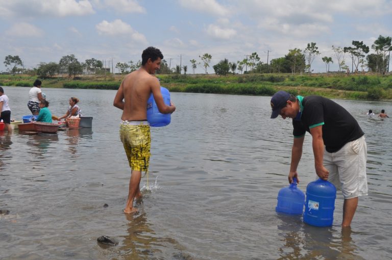 El sector Playa Grande, de Quevedo, se abastece del río a falta de agua potable